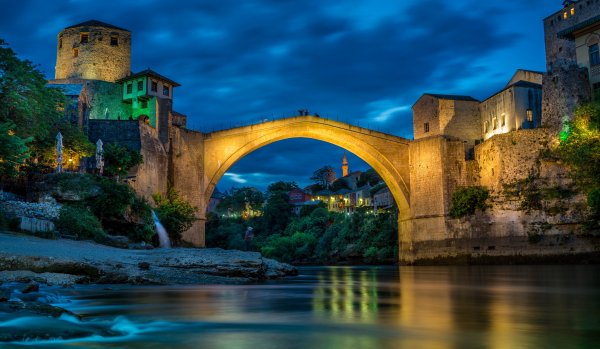 Most-gorod-reka-zdaniia-doma-bosniia-i-gertsegovina-mostar-n