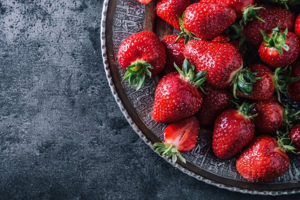 Klubnika-iagody-tarelka