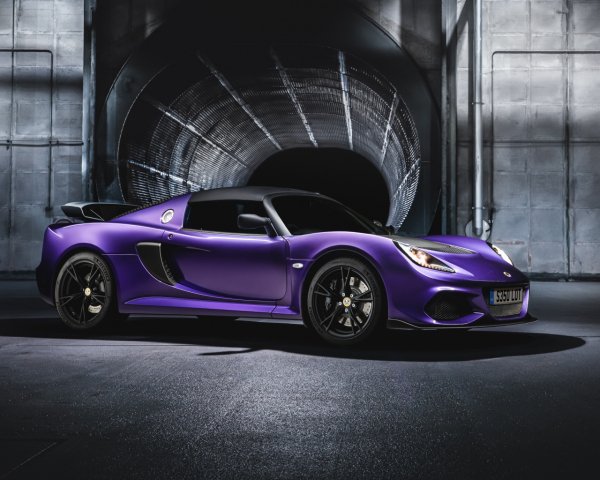 Auto Lotus 350 lilac car Lotus Exige Sport at the tunne