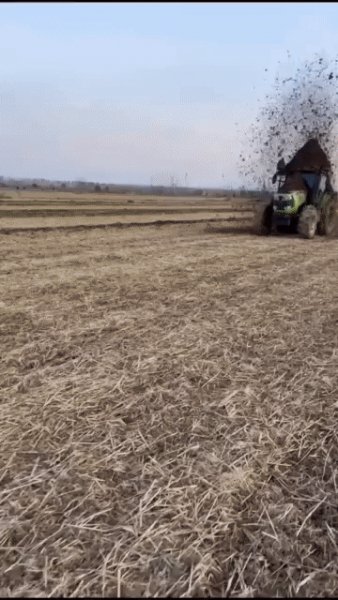 Трактор в поле!!!