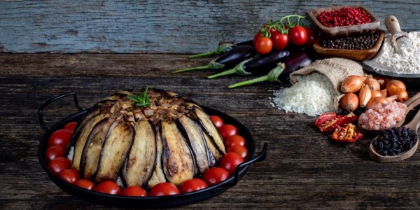 Маклюбе - арабское блюдо из мяса с рисом и овощами