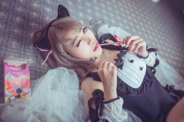 Vzgliad-devushka-svet-litso-seksi-poza-stil-fon-komnata-di-5