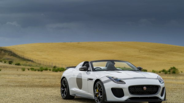 jaguar-f-type-project-7-v85-0-l-575-l-s-belyi-pole-ravnina-k