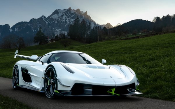 koenigsegg-jesko-giperkar-gory-trava-nebo