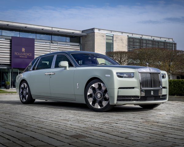 rolls-royce-phantom-ewb-magnetism-phantom-3