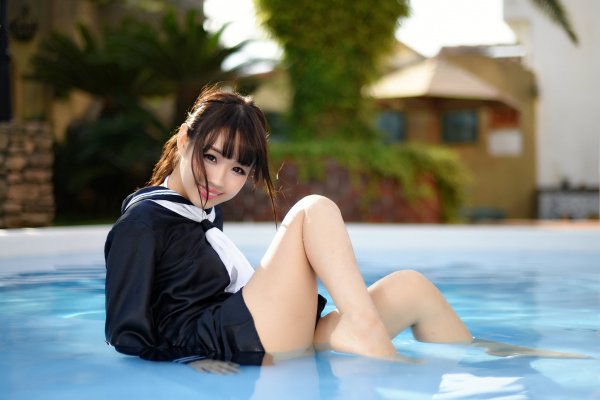 Aziatka-litso-volosy-ulybka-nozhki-bassein