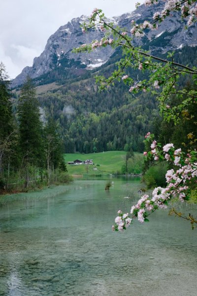 Scenic-view-lake-against-cloudy-sky 1048944-20040909