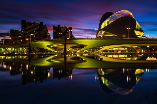 ispaniia-valensiia-vecher-ogni-dvorets-iskusstv-korolevy-sof