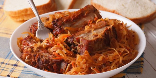 Свиные рёбра, тушенные с квашеной капустой