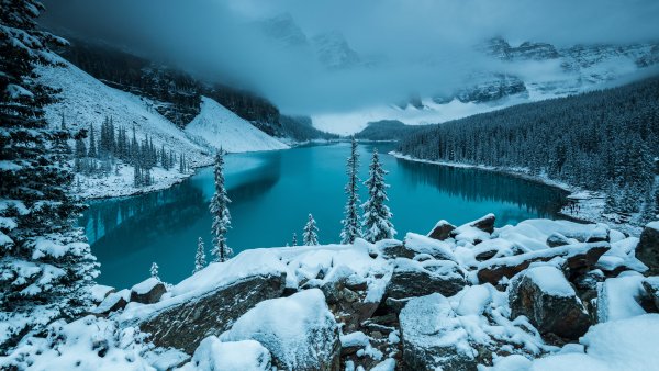 Les-zima-kanada-alberta-sneg-gory-ozero-vodoem-golubye-tona