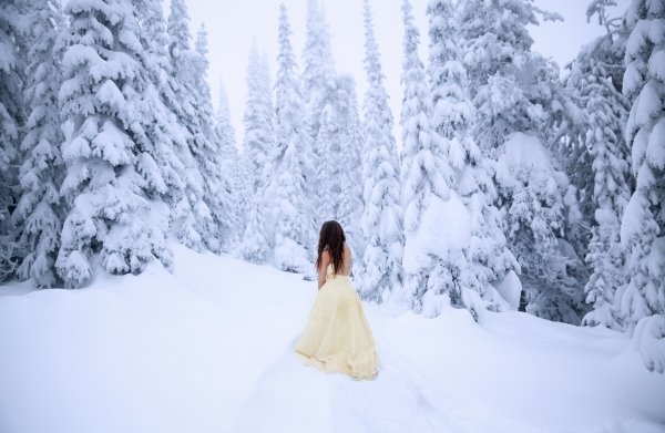 Lichon-devushka-plate-les-sneg-kholod