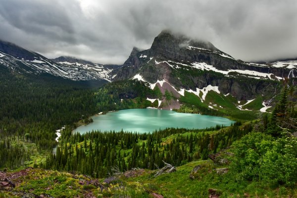 Ozero-grinnell-montana-ssha-gory-derevia-peizazh