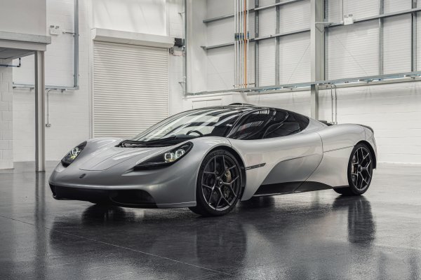 Gordon-murray-automotive-t-50-sero-serebristyi-kupe-gma-type