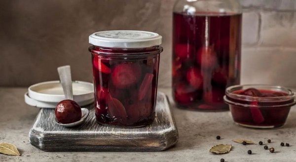 Маринованные на зиму сливы с косточками