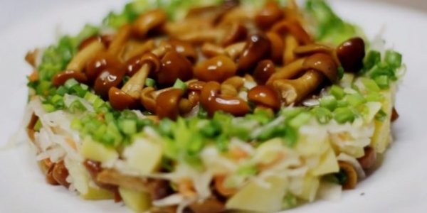Лёгкий салат из картошки ,квашеной капусты и маринованные гри