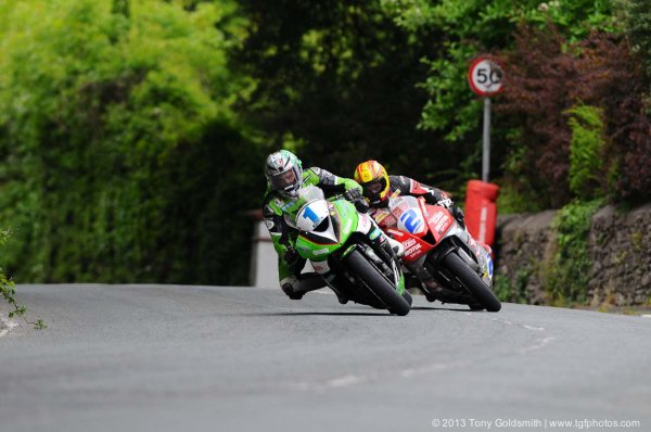 Supersport-Superstock-race-Isle-of-Man-TT-Tony-Gol