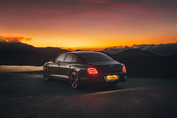 Bentley-flying-spur-blackline-2020-vid-szadi-fary-zakat-vech
