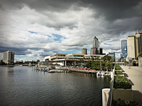 Sea-coast-horizon-dock-cloud-sky
