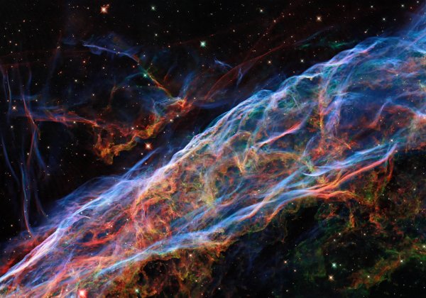 tumannost-vual-teleskop-khabbl-nebula-veil-telescope-hubble