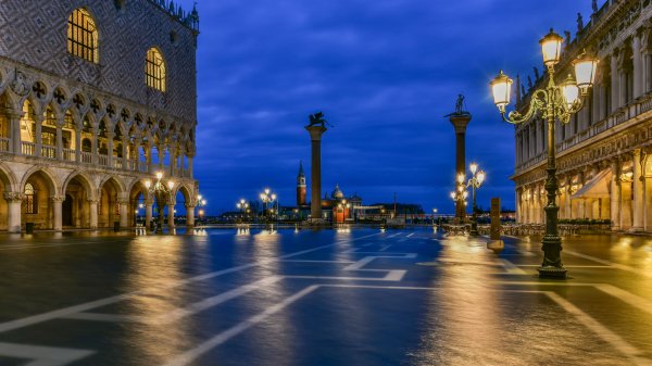 Italy-Evening-Venice-Town-square-Street-lights