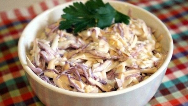 САЛАТ ИЗ КРАСНОКОЧАННОЙ КАПУСТЫ С ЧЕСНОКОМ И СЫРОМ