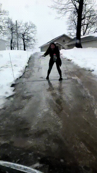 девушке скользко