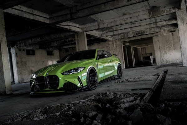 G82-bmw-bmw-m4-coupe-m4-coupe-adro-green-front-building