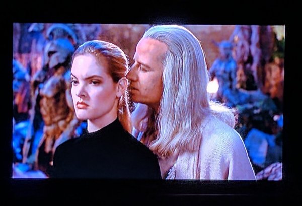 Мортал Комбат местами выглядит как новогодняя ночь по тв