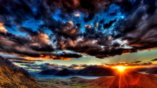 Sunset-Dark-Clouds-1600x900