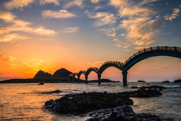 Skaly-bereg-more-zakat-most