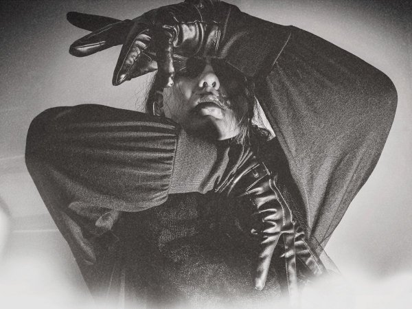 goth girl - I hate music