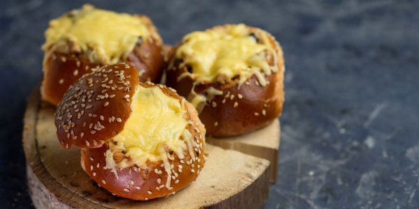 Сытный жюльен с индейкой и грибами - в булочках