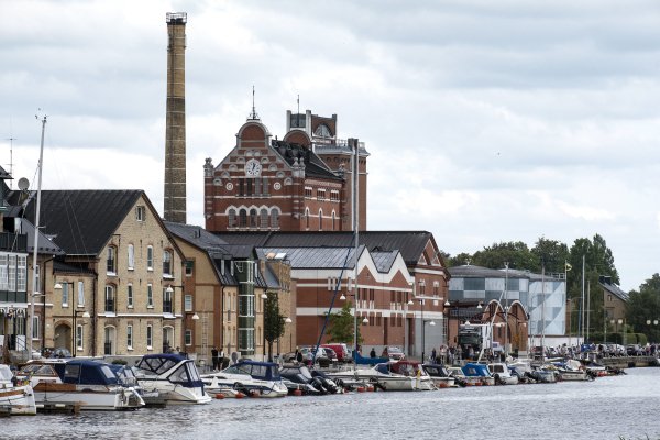 Ahus med The Absolut Company i bakgrunden 01