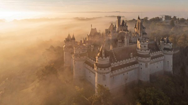 Замок Пьерфон Восход солнца Sunrise Castle UHD обои 4К