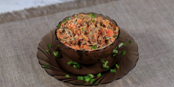 Простой салат с куриной печенью и морковью