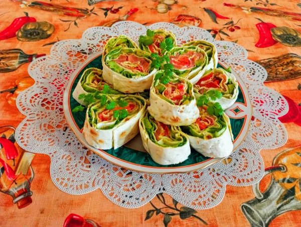 Рулетки из лаваша с красной рыбой и овощами