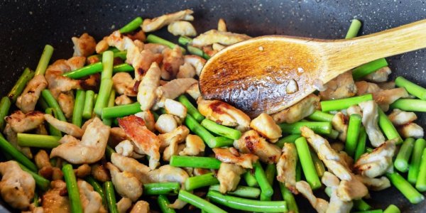Курица - с чесночными стрелками
