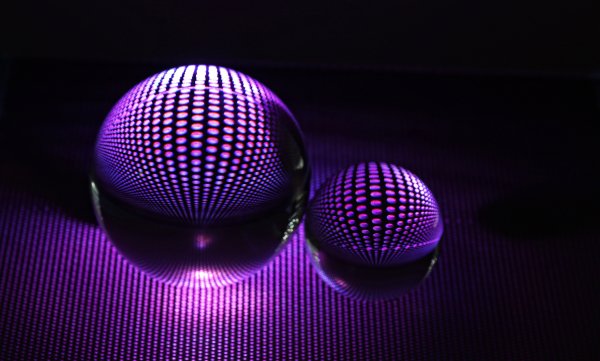 Purple-sphere-light-reflection-pattern