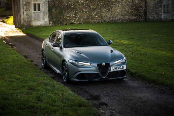 Alfa-romeo-giulia-quadrifoglio
