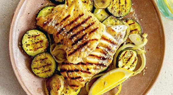 Треска с кабачками и кунжутом - на гриле
