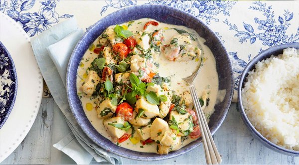 Сливочное куриное рагу с томатами и зеленью