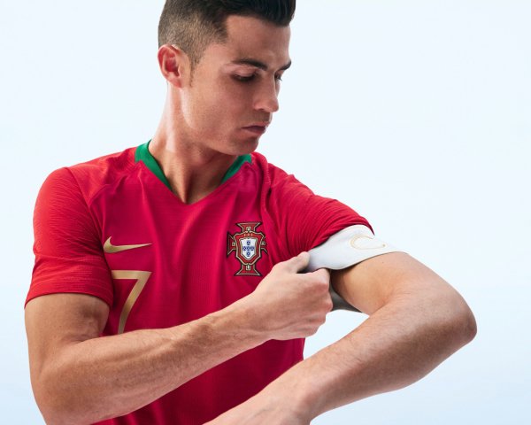 Popular football player Cristiano Ronaldo corrects his u