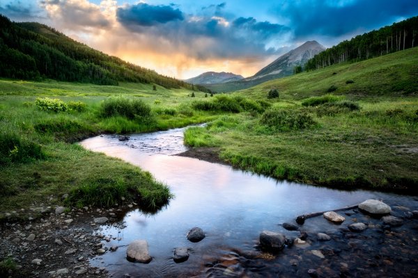 Crested-butte-colorado-gory-rechka-nebo-oblaka-rocky-mountai