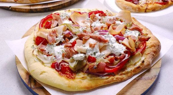 Пицца с соусом дзадзики и копчёным мясом