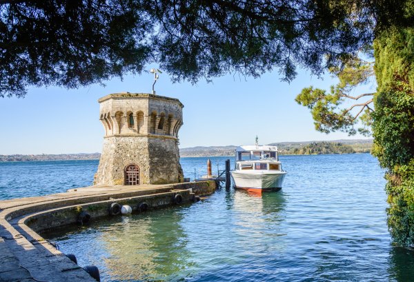 italiia-priroda-peizazh-ozero-garda-prichal-kater