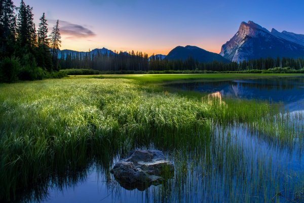 Gory-vodoem-trava-bereg