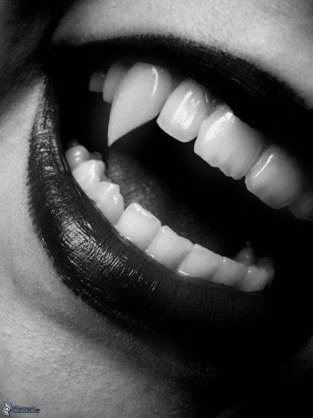 vampire-mouth-teeth-152537