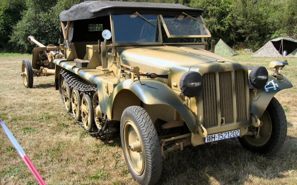 Demag-d7-sd-kfz-10-with-pak-40-photos-page-1 (Copy)