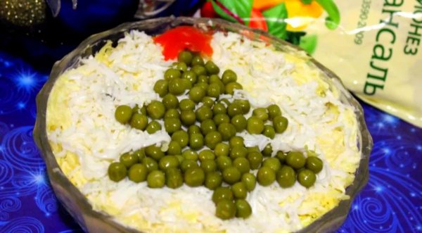 Слоёный салат Ёлочка с курицей и грибами