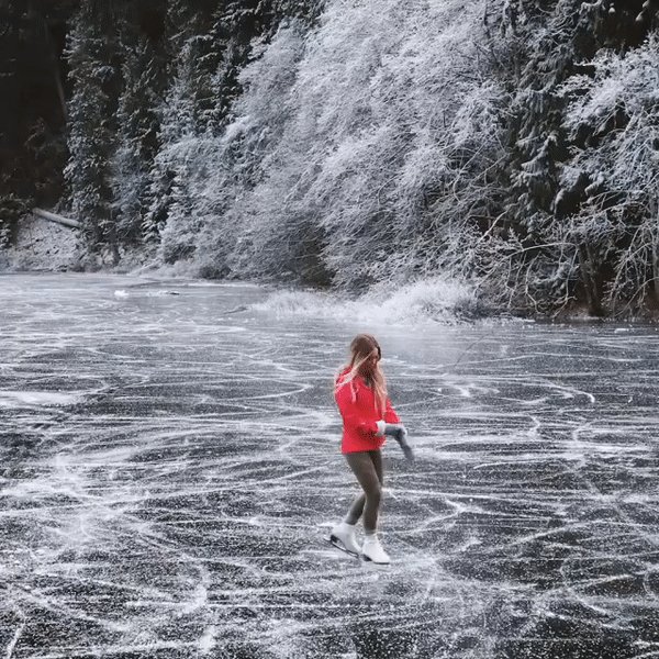 Девушка в красном;